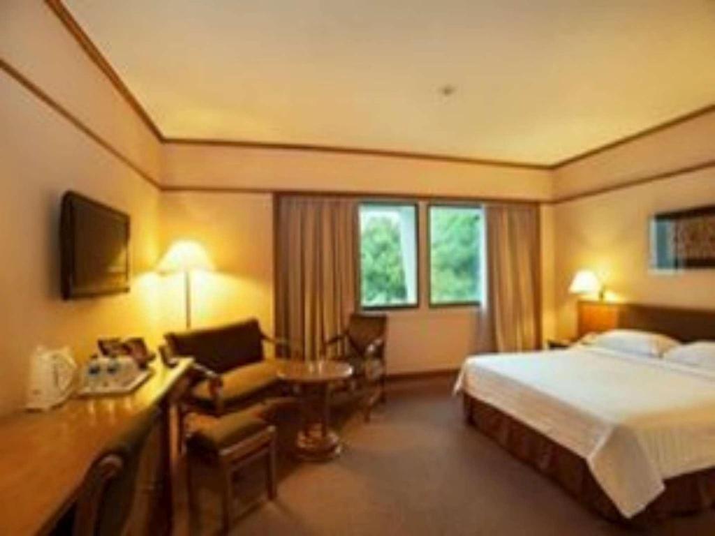Elmi Hotel Surabaya Exterior photo