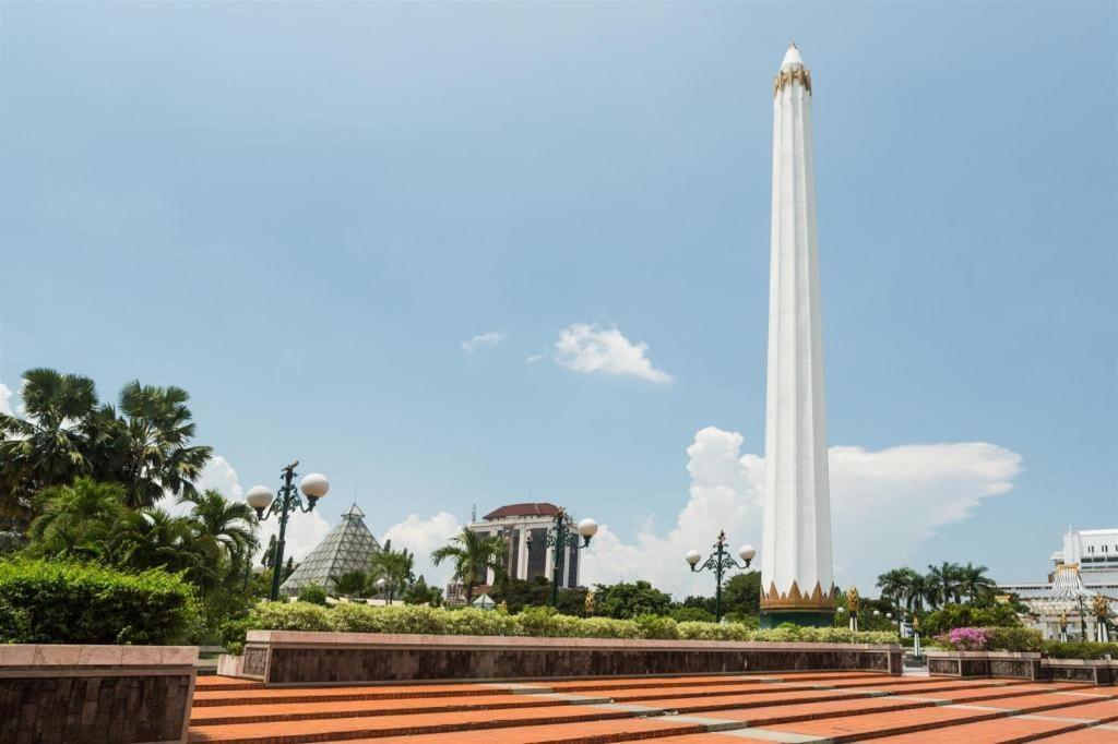 Elmi Hotel Surabaya Exterior photo