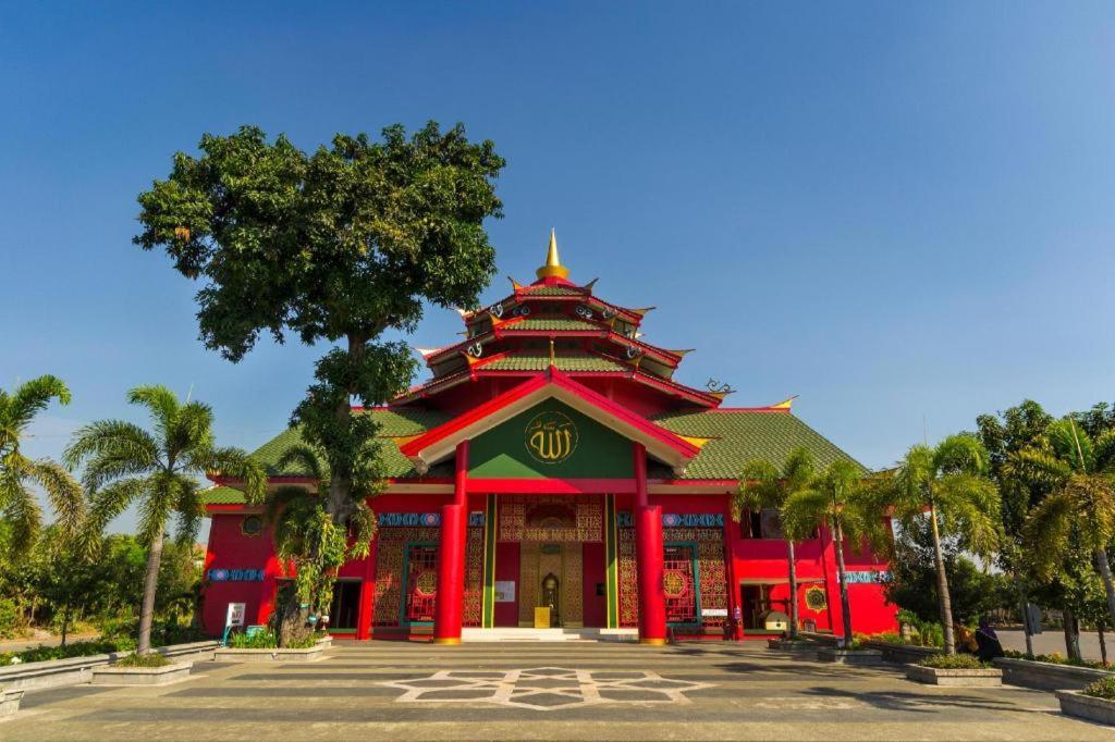 Elmi Hotel Surabaya Exterior photo