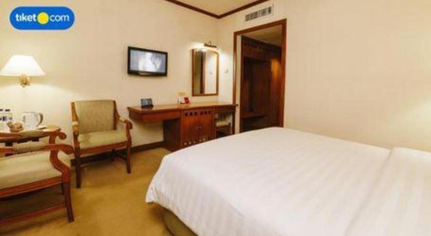 Elmi Hotel Surabaya Exterior photo