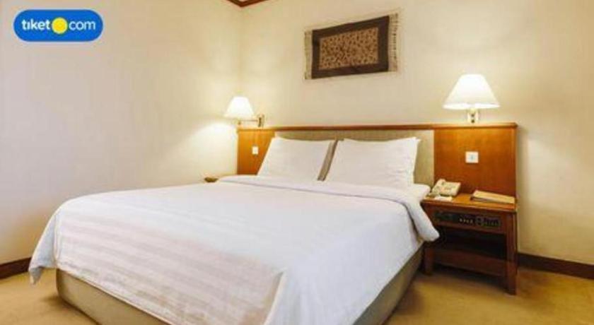 Elmi Hotel Surabaya Exterior photo