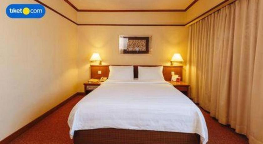 Elmi Hotel Surabaya Exterior photo