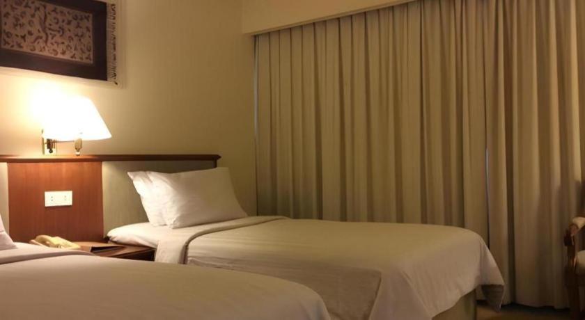 Elmi Hotel Surabaya Exterior photo