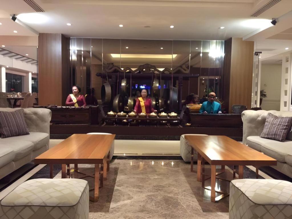 Elmi Hotel Surabaya Exterior photo
