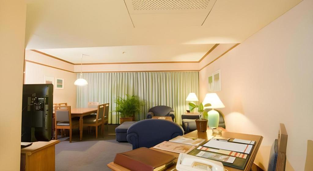 Elmi Hotel Surabaya Exterior photo