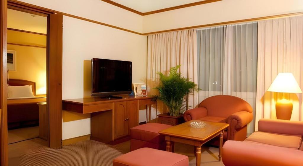 Elmi Hotel Surabaya Exterior photo