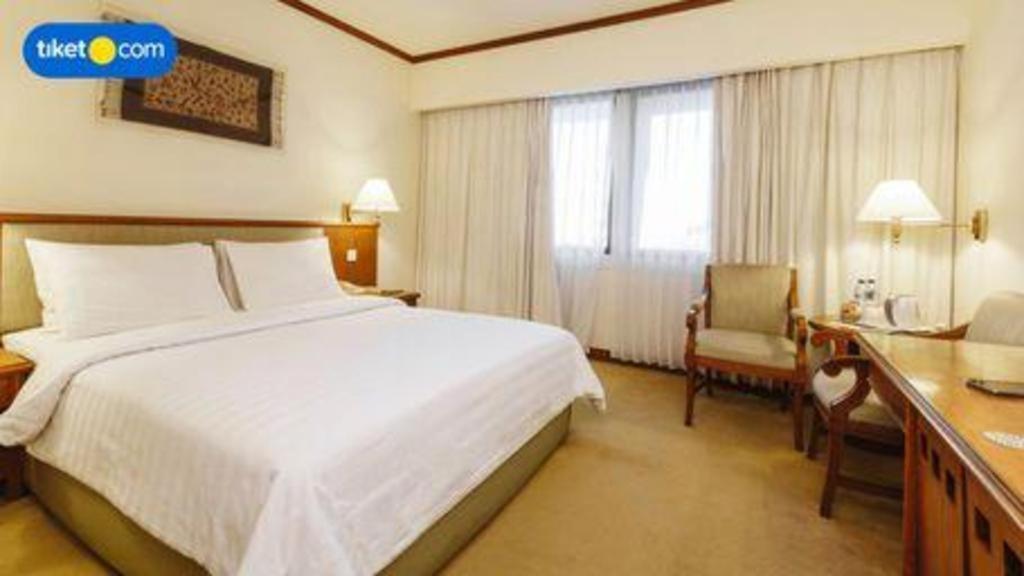 Elmi Hotel Surabaya Exterior photo