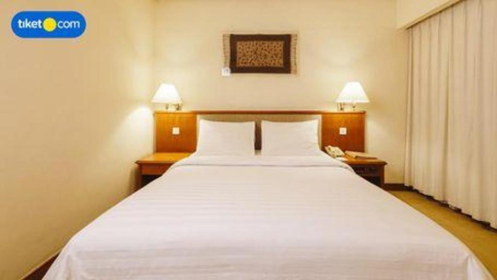 Elmi Hotel Surabaya Exterior photo