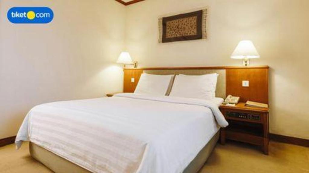 Elmi Hotel Surabaya Exterior photo