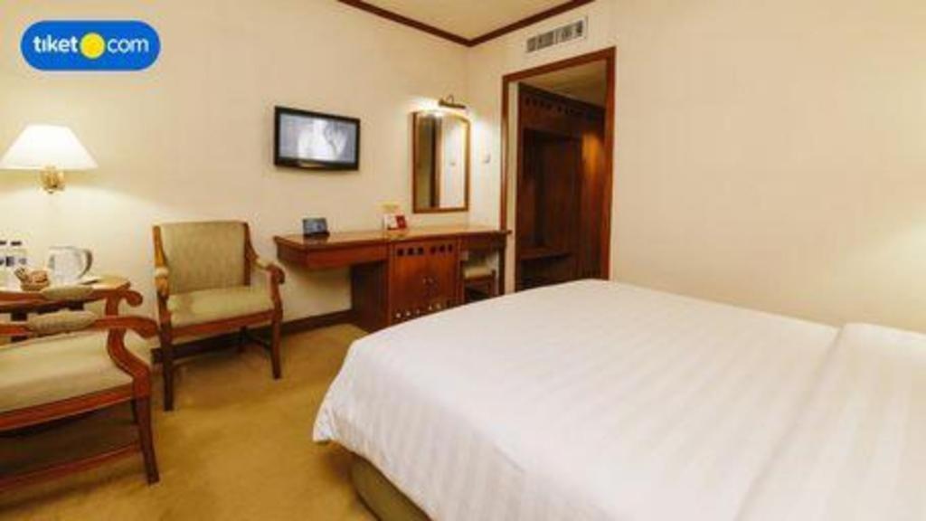 Elmi Hotel Surabaya Exterior photo