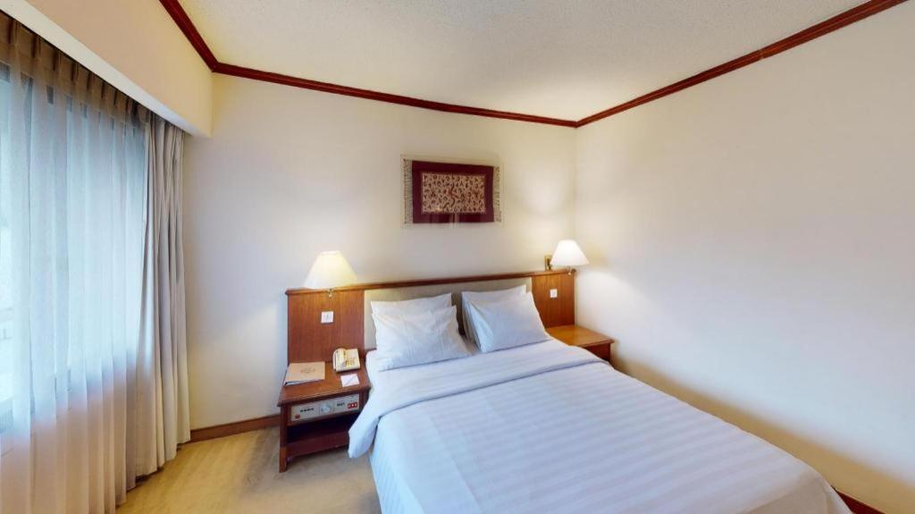 Elmi Hotel Surabaya Exterior photo