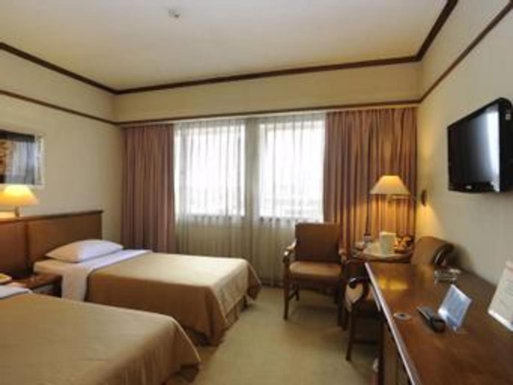 Elmi Hotel Surabaya Exterior photo