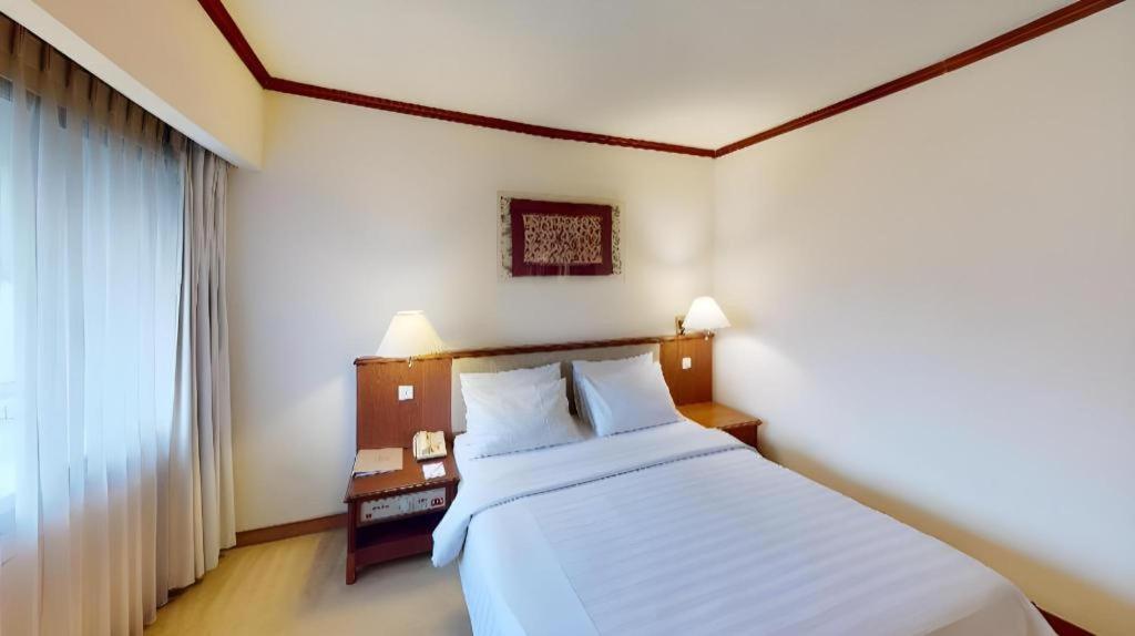 Elmi Hotel Surabaya Exterior photo