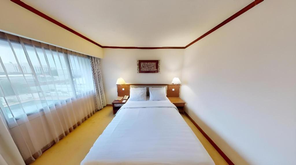 Elmi Hotel Surabaya Exterior photo