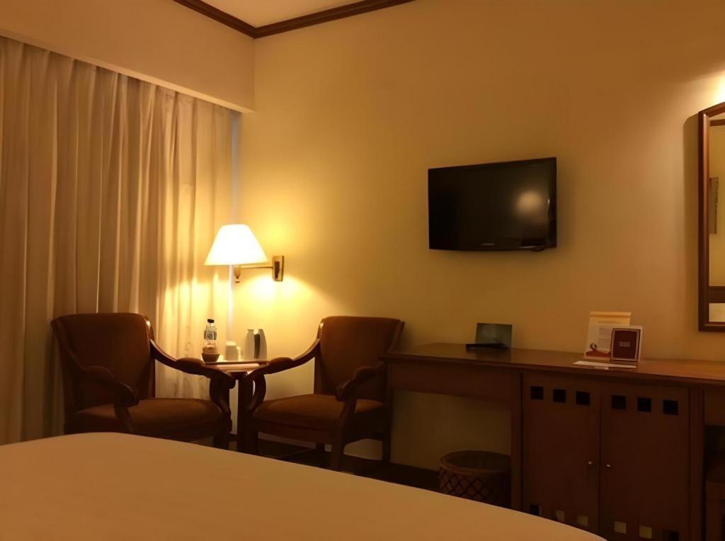 Elmi Hotel Surabaya Exterior photo