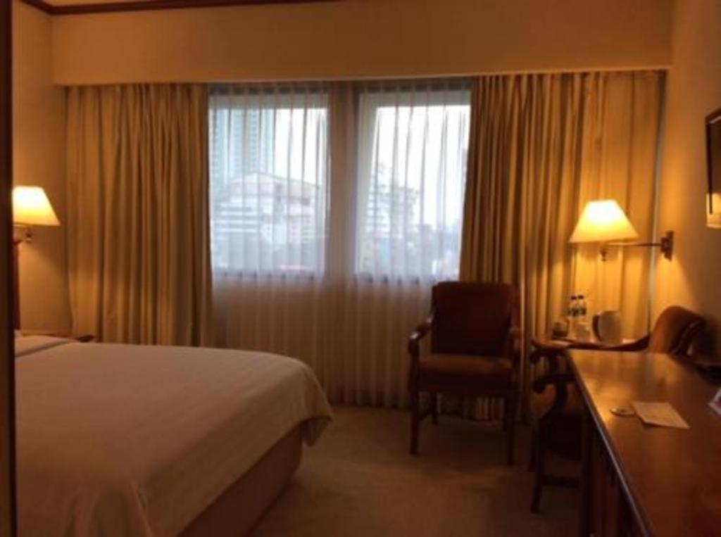 Elmi Hotel Surabaya Exterior photo