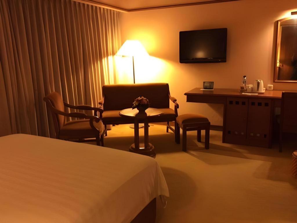 Elmi Hotel Surabaya Exterior photo