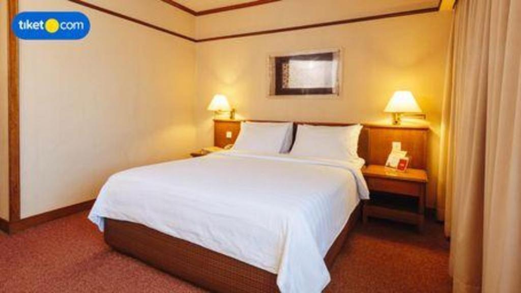 Elmi Hotel Surabaya Exterior photo