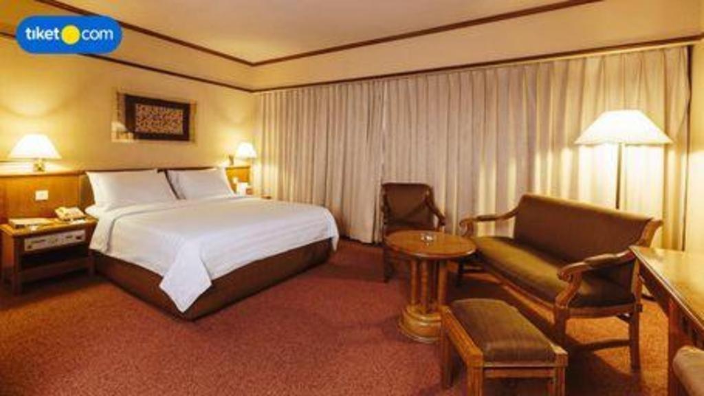 Elmi Hotel Surabaya Exterior photo