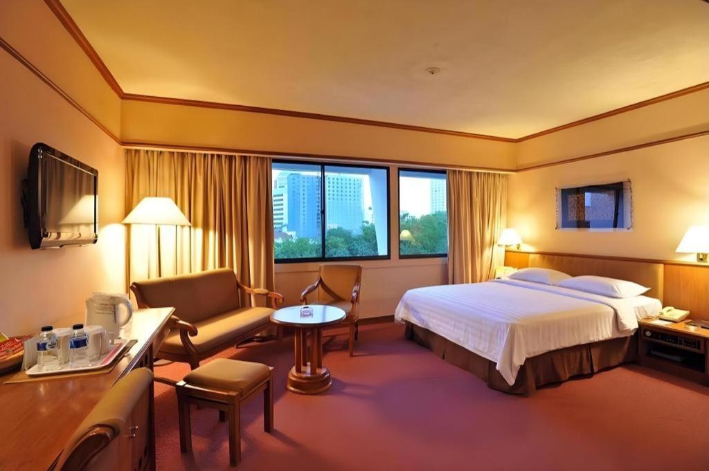 Elmi Hotel Surabaya Exterior photo
