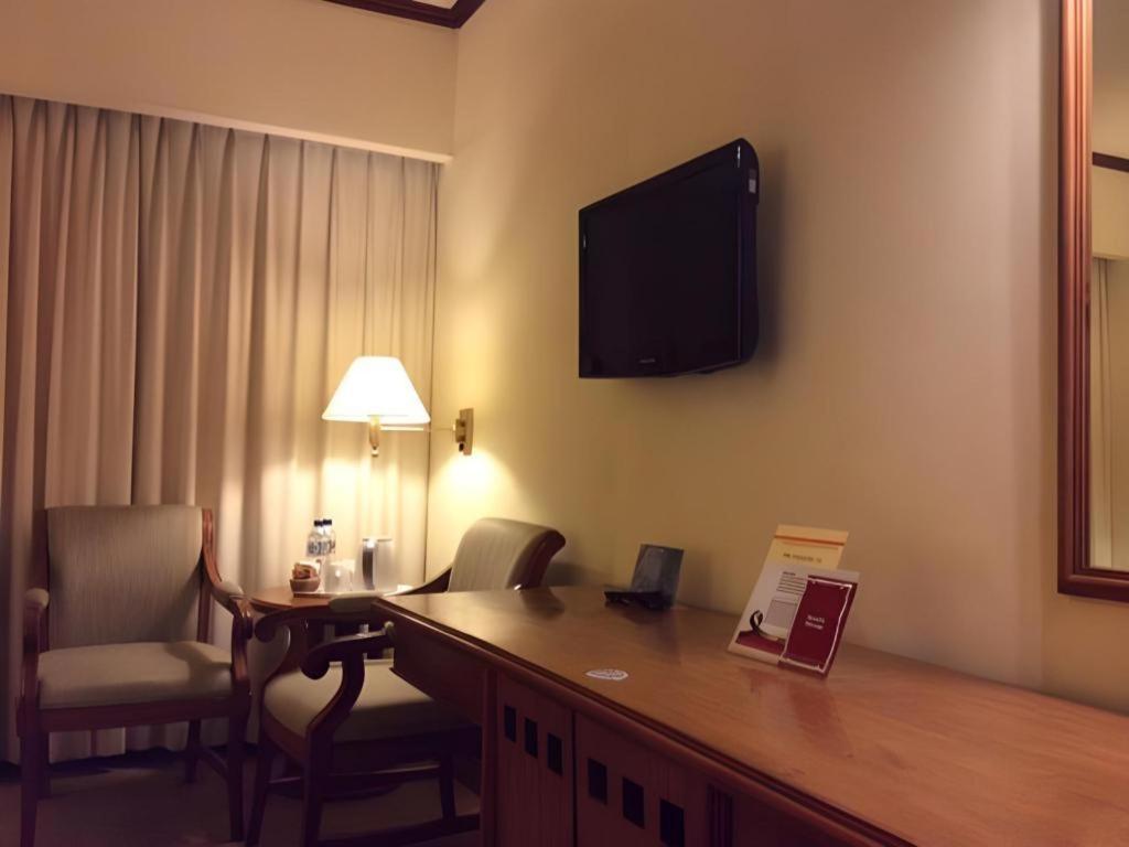 Elmi Hotel Surabaya Exterior photo