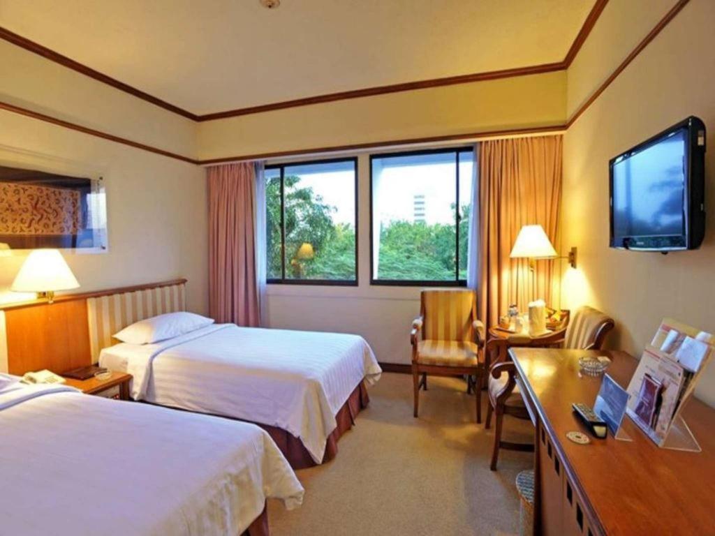 Elmi Hotel Surabaya Exterior photo
