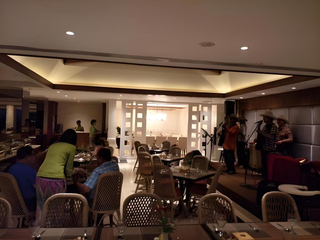 Elmi Hotel Surabaya Exterior photo