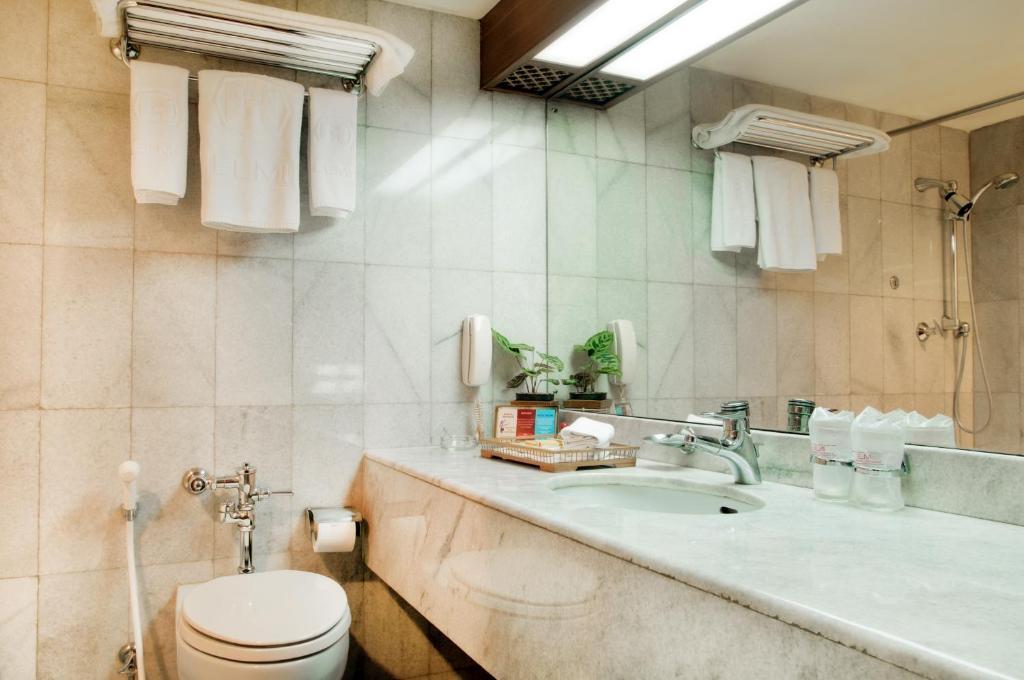 Elmi Hotel Surabaya Room photo