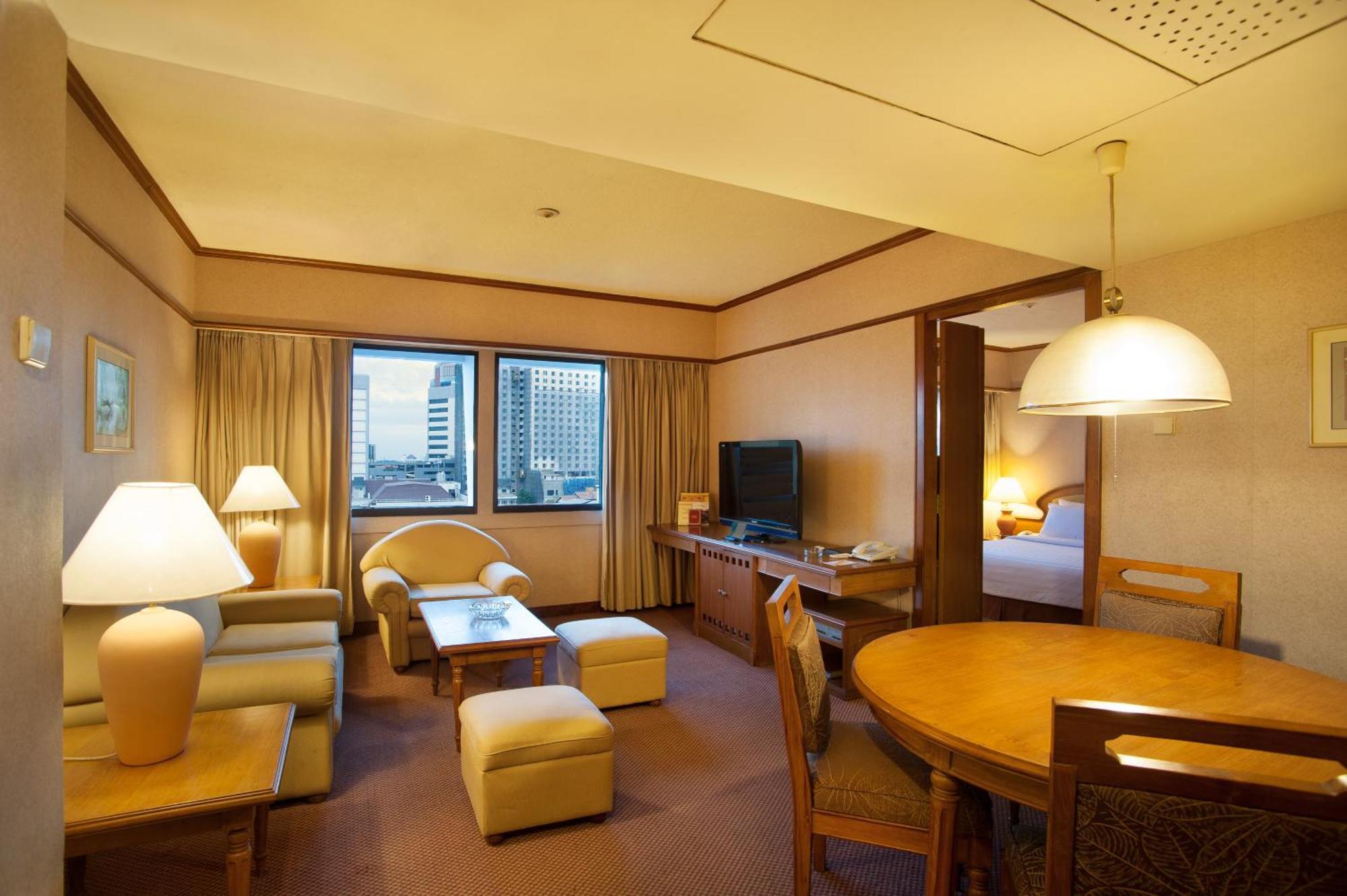Elmi Hotel Surabaya Exterior photo